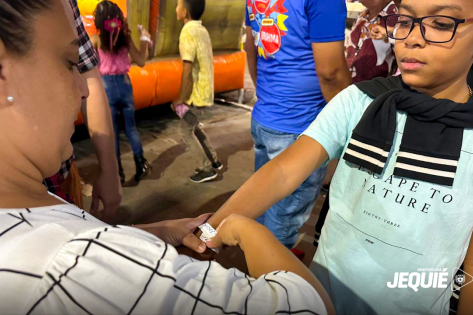 Prefeitura de Jequié distribui pulseiras de identificação que reforçam a segurança das crianças no São João de Jequié